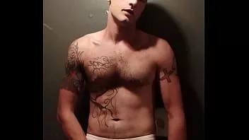 Odtwórz Gorący biały ogromny kogut cocktease bielizna masywny kutas szarpanie