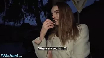 Odtwórz Agent publiczny francuska laska alba lala pokazuje swoje małe cycki na ulicy