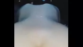 Oynat Kıçındaki deliği görebilmen için kıçını hareket ettirerek dans etmeyi seviyor.