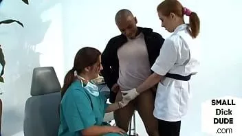 Oynat Cfnm hemşireler içinde uniforms n ile eldiven pislik küçük siyah çük
