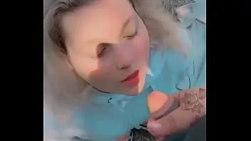 Oynat Sevimli femboy squishes çük ile uyluk ve alır bir yüz