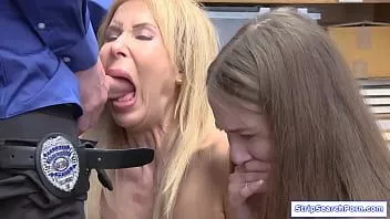 Jouer Stripsearchporn.com - un officier se déshabille puis baise une ado et une milf