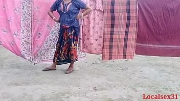 play Une femme du village bengali et son petit ami baisent en levrette en plein air (vidéo officielle de localsex31)