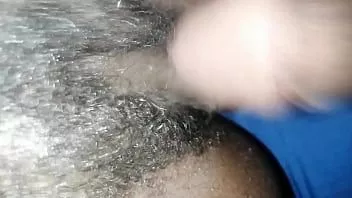 Oynat Onun güzel kabarık kedi ile oynuyor