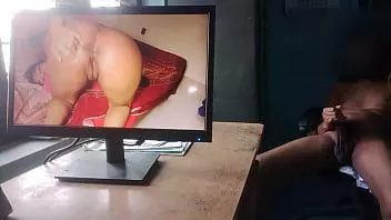 play Vijay joue avec ses couilles et sa bite en regardant un porno fantastique - 3