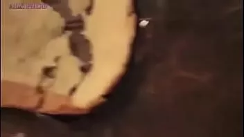 Putar Seorang wanita prancis yang cantik menyiapkan sepotong roti dengan kulit kaki (pov)