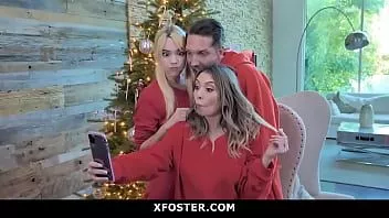 Reproducir Linda adolescente rubia se une a sus padres adoptivos para un trío en Navidad