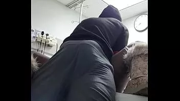 تشغيل مدير الممرضات بالملابس العادية مارس الجنس بشدة من قبل المريض العقلي بي بي سي وقام بملئها بالكامل من الداخل