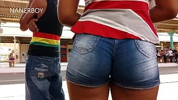 play Gadis muda dengan pantatnya semua menekan