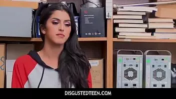 Играть Disgustedteen - София Леоне должна трахаться с офицером по дороге домой