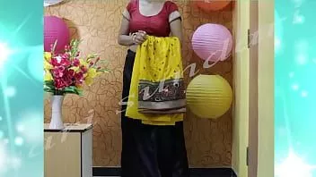 Jouer Saree jupon bleu chemisier rouge saree jaune