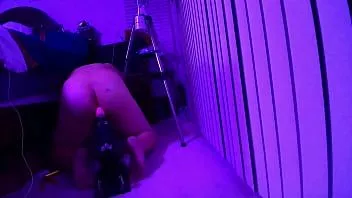 再生 コックを吐き出し、セックスマシンでお尻を犯す