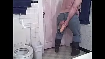 Jouer Kspigbear excité et verrouillé lui baise le cul avec un énorme gode