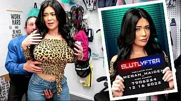 play Hırsızlık yapan genç Megan Maiden'ın başı, lp memuru Tommy Gunn'la belaya giriyor! Büyük memeli hatun mağazadan hırsızlık yaparken yakalanır ve özgürlüğü için bir anlaşma yapmak zorundadır!