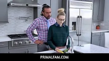 play Primalfam - beau-père frappe sa belle-fille sexy et chaude