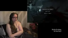 Odtwórz Niegrzeczna brunetka rozbiera się do naga podczas gry Outlast - część 6