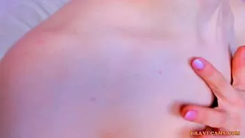play Une fille en forme avec des seins naturels nue dans sa chambre