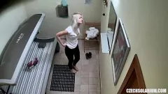 Riproduci Teen bionda esposta: spettacolo di peep del solarium con telecamera nascosta
