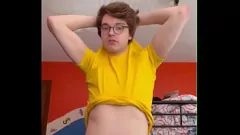 Reproduzir Muscular Twink Niko Springs fica nu para uma sessão de treino suado