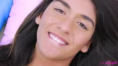 Reproduzir Brunette Teen Aubry Babcock fica íntimo na audição de sofá de elenco lésbica