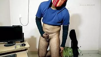 Reproduzir Homem sueco passando um tempo difícil com seu pau com tesão