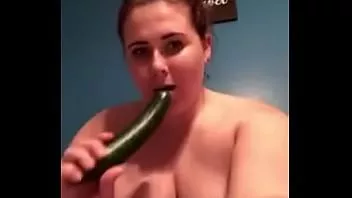 play Înfierbântată katelyn își strânge patul și se dă până la orgasm cu un castravete